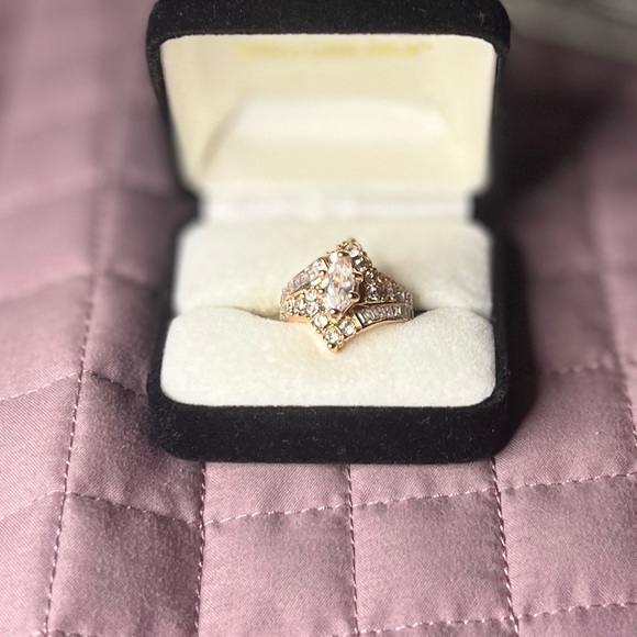 Sz. 8 One karat Faux Marquis center diamond look with several baguettes - Picture 10 of 10